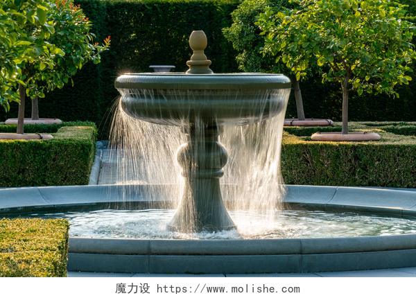 城市公园中的小装饰喷泉喷泉的洒水,有详细的水滴